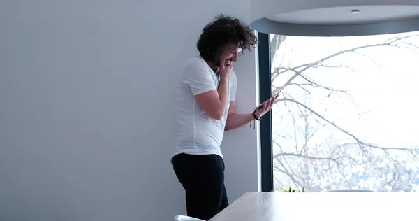 Jeune homme utilisant une tablette à la maison — Photo