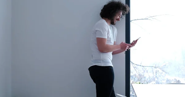 Joven usando una tableta en casa — Foto de Stock