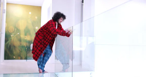 Joven usando una tableta en casa —  Fotos de Stock