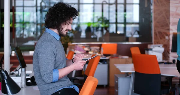 Uomo d'affari utilizzando tablet computer — Foto Stock