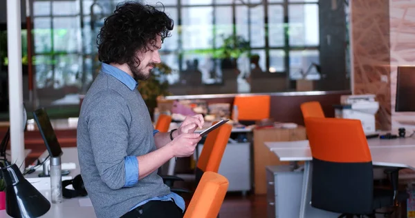 Tablet bilgisayar kullanan işadamı