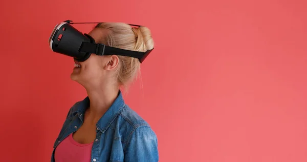 Fiatal lány Vr fejhallgató szemüveg a virtuális valóság használata — Stock Fotó