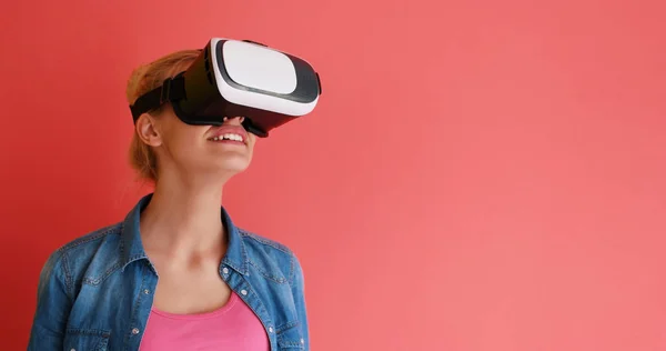 Fiatal lány Vr fejhallgató szemüveg a virtuális valóság használata — Stock Fotó
