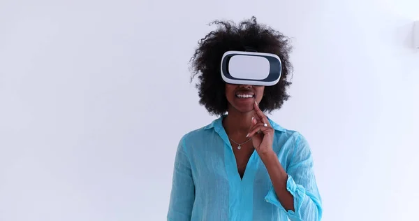 Fekete lány Vr fejhallgató szemüveg a virtuális valóság használata — Stock Fotó