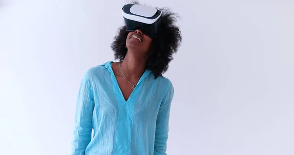 Μαύρο κορίτσι με Vr ακουστικά γυαλιά εικονικής πραγματικότητας — Φωτογραφία Αρχείου
