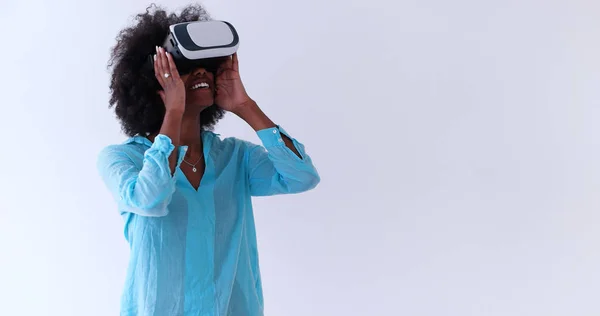 Μαύρο κορίτσι με Vr ακουστικά γυαλιά εικονικής πραγματικότητας — Φωτογραφία Αρχείου