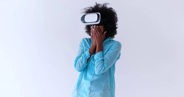 Czarna dziewczyna za pomocą Vr słuchawki okulary wirtualnej rzeczywistości — Zdjęcie stockowe