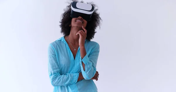 Menina negra usando óculos de fone de ouvido VR de realidade virtual — Fotografia de Stock