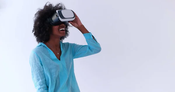 Fekete lány Vr fejhallgató szemüveg a virtuális valóság használata — Stock Fotó