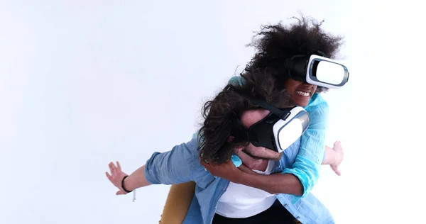 Coppia multietnica ottenere esperienza utilizzando VR occhiali auricolare — Foto Stock