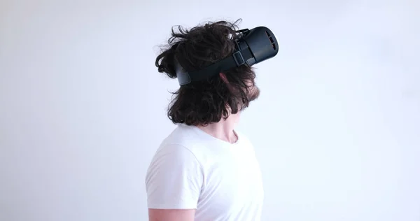 Homme utilisant casque de réalité virtuelle — Photo