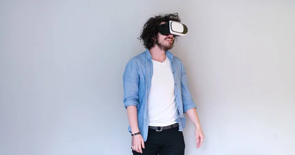 Homme utilisant casque de réalité virtuelle — Photo