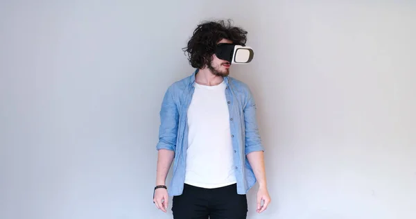 Άνθρωπος με χρήση των ακουστικών της εικονικής πραγματικότητας — Φωτογραφία Αρχείου