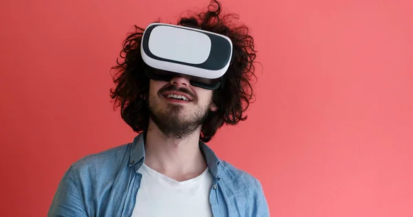 Jeune homme utilisant des lunettes VR casque de réalité virtuelle — Photo