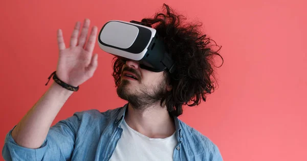 Giovane utilizzando VR occhiali auricolare della realtà virtuale — Foto Stock