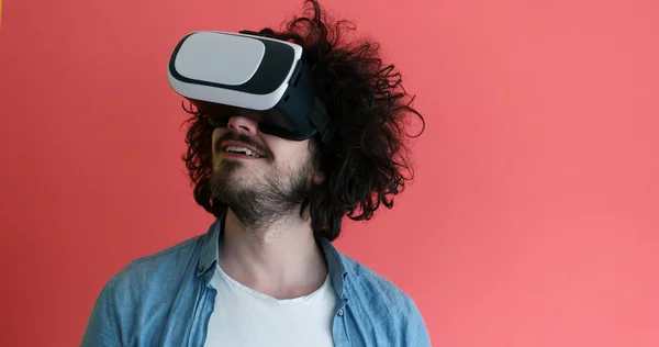 Giovane utilizzando VR occhiali auricolare della realtà virtuale — Foto Stock