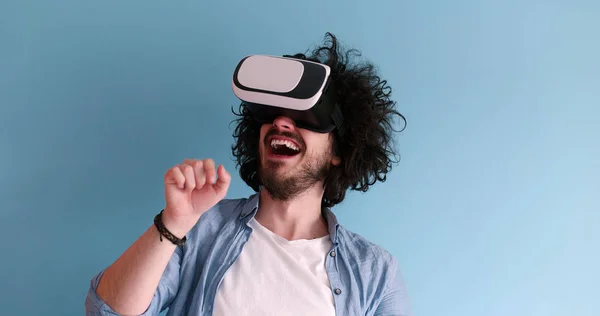 Człowiek za pomocą Vr słuchawki okulary wirtualnej rzeczywistości — Zdjęcie stockowe