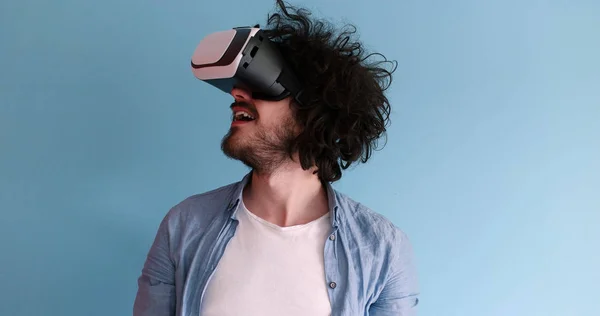 Sanal gerçeklik VR kulaklık gözlük kullanan adam — Stok fotoğraf