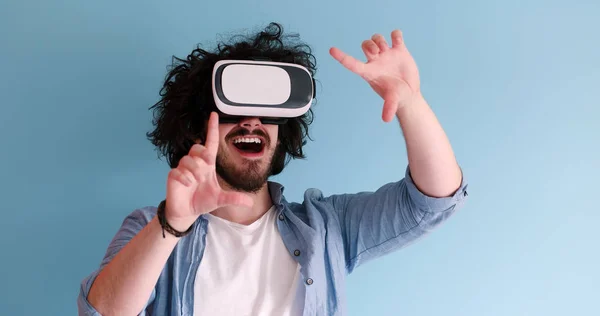 Sanal gerçeklik VR kulaklık gözlük kullanan adam — Stok fotoğraf