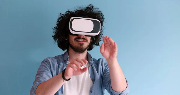 Homme utilisant des lunettes VR casque de réalité virtuelle — Photo