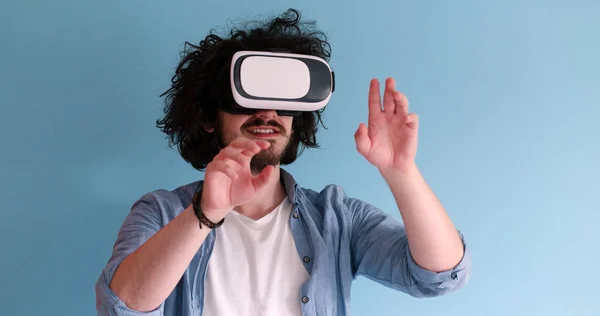 Vr fejhallgató szemüveg a virtuális valóság segítségével az ember — Stock Fotó