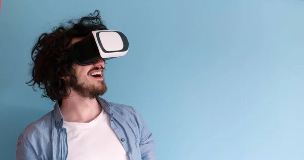 Vr fejhallgató szemüveg a virtuális valóság segítségével az ember — Stock Fotó