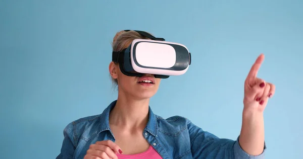 Женщина, использующая очки для наушников виртуальной реальности — стоковое фото