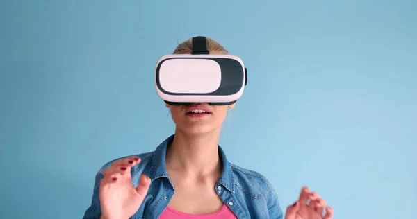 Nő Vr fejhallgató szemüveg a virtuális valóság használata — Stock Fotó