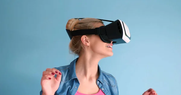 Nő Vr fejhallgató szemüveg a virtuális valóság használata — Stock Fotó