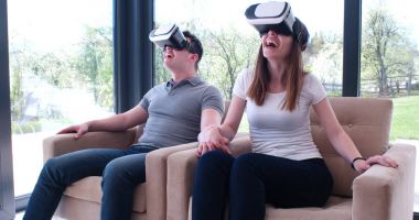 Sanal gerçeklik kulaklık kullanarak çift