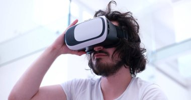 sanal gerçeklik VR-kulaklık gözlük kullanan adam