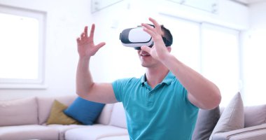 sanal gerçeklik VR-kulaklık gözlük kullanan adam