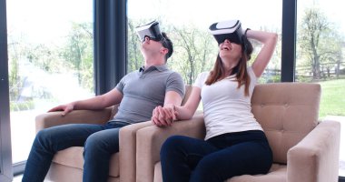 Sanal gerçeklik kulaklık kullanarak çift