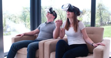 Sanal gerçeklik kulaklık kullanarak çift