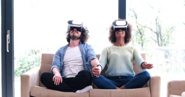 Sanal gerçeklik kulaklık kullanarak çok ırklı Çift