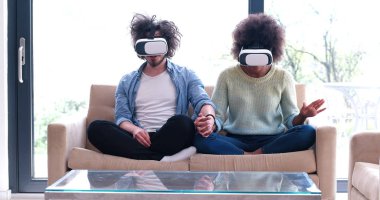 Sanal gerçeklik kulaklık kullanarak çok ırklı Çift