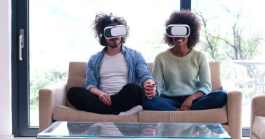 Sanal gerçeklik kulaklık kullanarak çok ırklı Çift