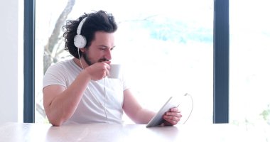 evde tablet müzik dinleme genç adam 