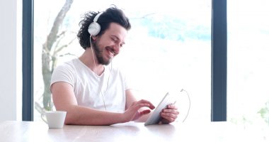 evde tablet müzik dinleme genç adam 