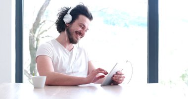 evde tablet müzik dinleme genç adam 