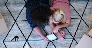 Çekici genç çiftin Üstten Görünüm