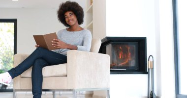 siyah kadın evde kitap okuma