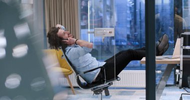 ayaklı masa üzerinde oturan işadamı