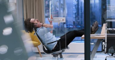 ayaklı masa üzerinde oturan işadamı