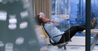 ayaklı masa üzerinde oturan işadamı