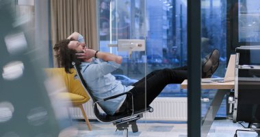 ayaklı masa üzerinde oturan işadamı