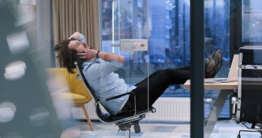 ayaklı masa üzerinde oturan işadamı