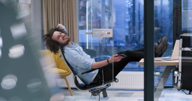 ayaklı masa üzerinde oturan işadamı