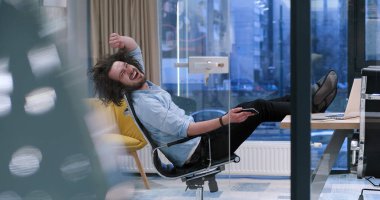 ayaklı masa üzerinde oturan işadamı