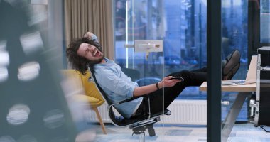 ayaklı masa üzerinde oturan işadamı